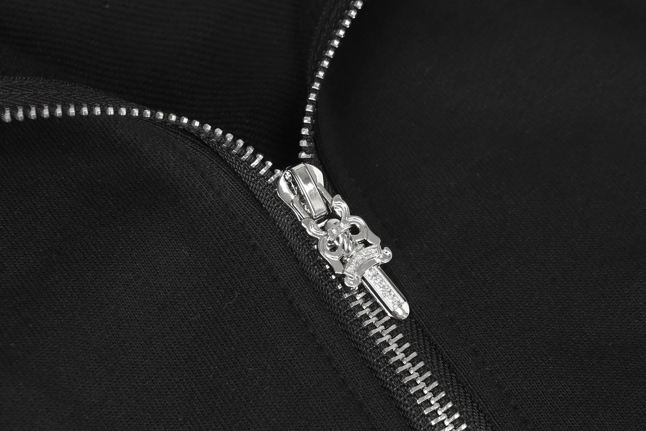 P250 Cross-border model, please do not place an order if you are pursuing quality - Chrome Hearts/Chrome Hearts colorful horseshoe Sanskrit printed zipper sweatshirt cardigan jacket - High weight, high density and high quality. The wool is soft, delicate and skin-friendly. It feels soft and silky. It has excellent warmth and skin-friendly properties. - Custom-woven and dyed, no color difference. No matter the fabric or workmanship details, it beats the ordinary version on the market. - Hardware and zipper accessories are all customized. Full of details. -Colour: black white -Size: S M L XL
